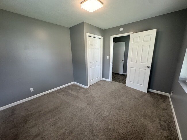 Building Photo - Charming 3-Bedroom Haven in Springfield with Spacious Living!