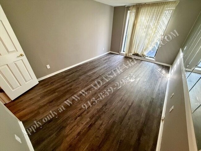 Building Photo - Spacious 2 Bed 2 Bath Ground Floor Unit-Available NOW!!