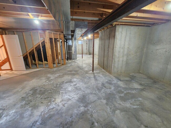 Building Photo - Executive 3+BR, 3BTH Rancher, 2car gar (with ALL utilities only $450/mo) and lawncare and snow re...