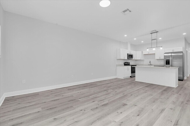 Building Photo - 705 S Orange Ave
