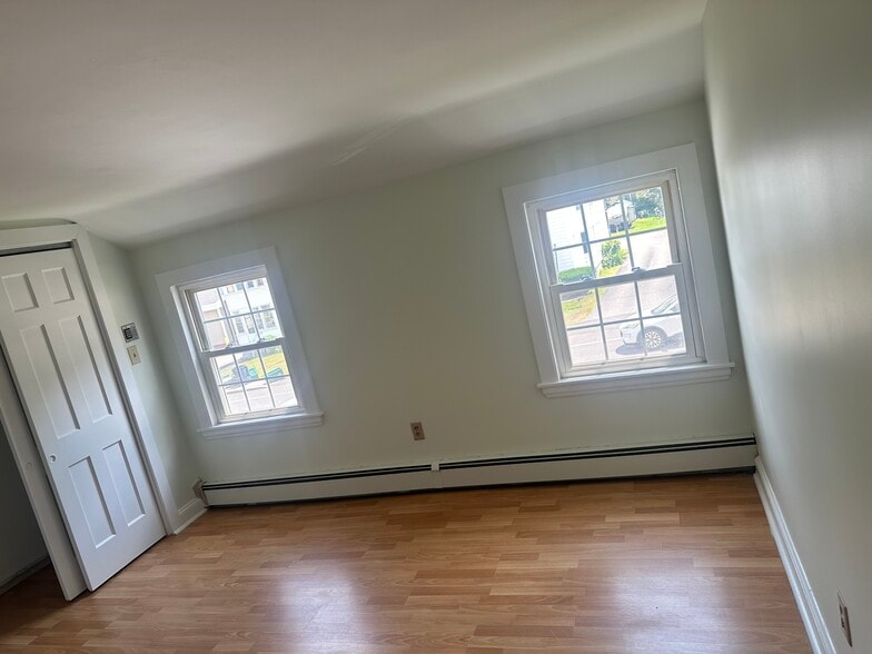 Building Photo - 324 Elm St