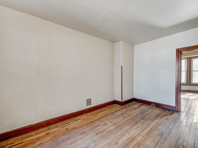 Building Photo - Large Four Bedroom In York!