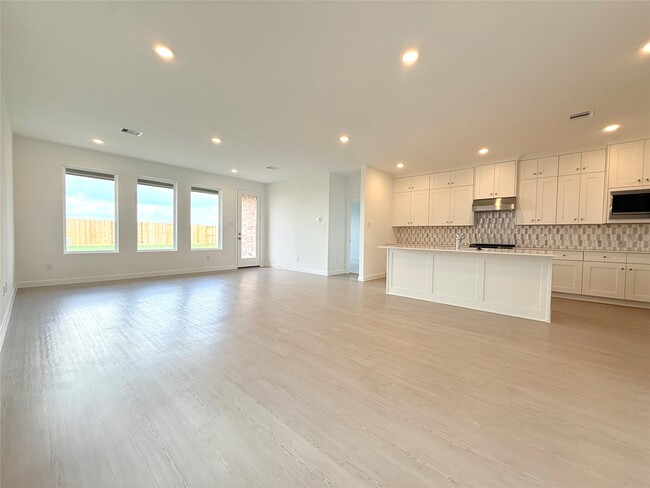 Building Photo - 31906 Blossom Ln