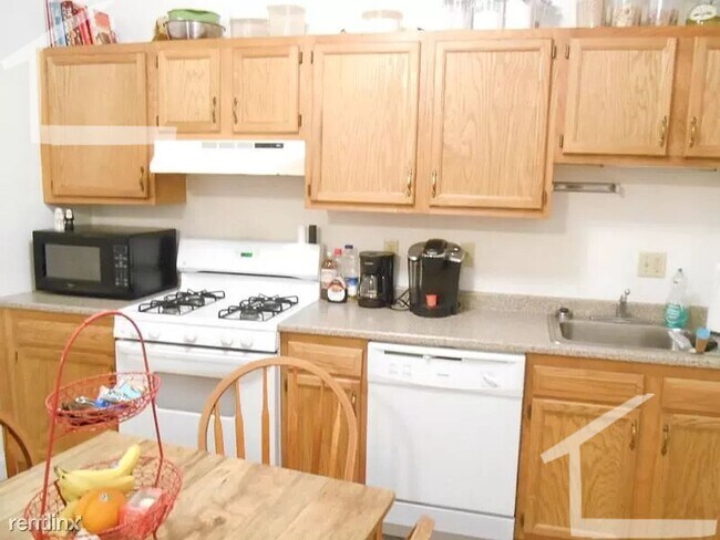 Building Photo - No Brokers Fee, Large Apartment in brighton, Heat, Hot Water Included, Eat-in Kitchen, Porch, Par...