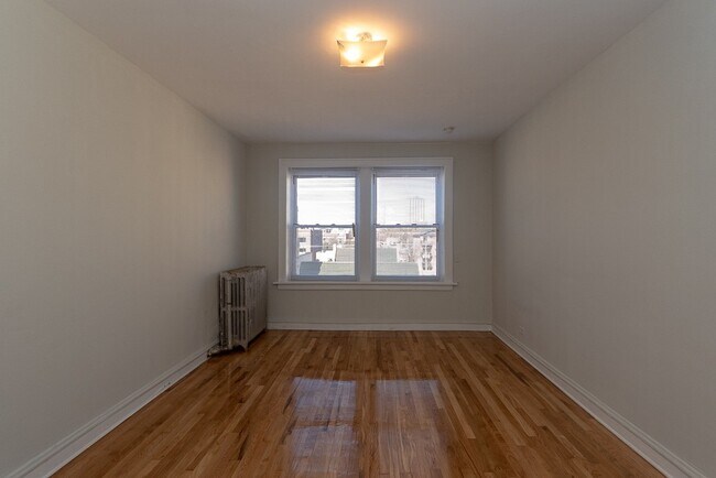 Building Photo - 708 W Belmont Ave