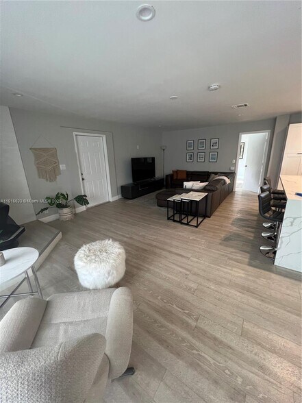 Building Photo - 1573 NE 30th Ct