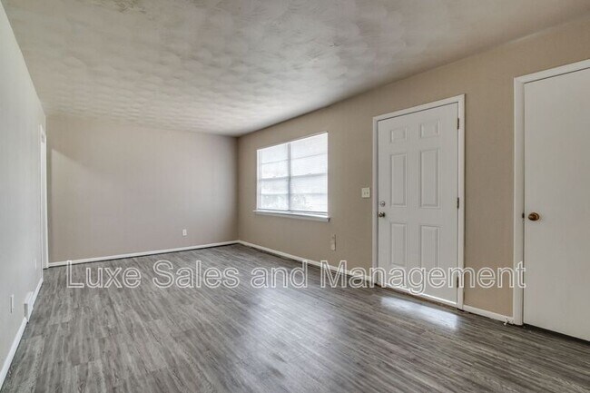 Building Photo - 3005 SW 52nd Pl