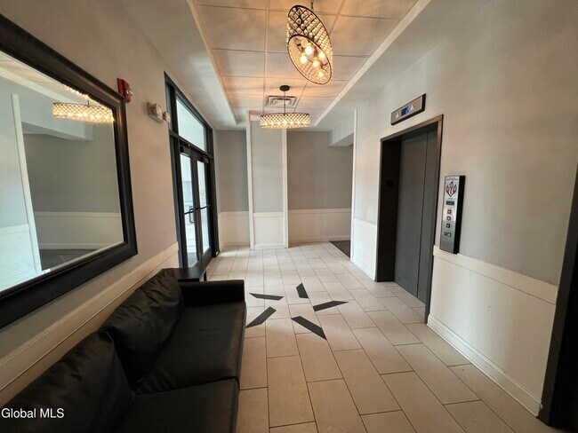 Building Photo - 733 Broadway