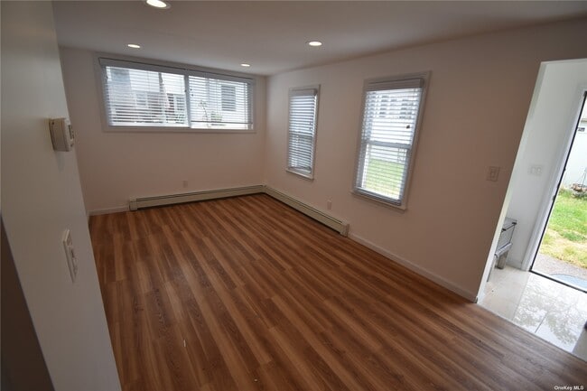 Building Photo - 248 Oak St