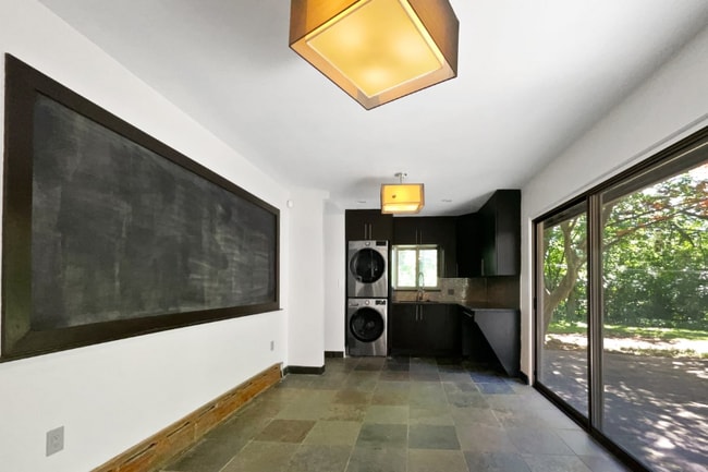 Building Photo - 2645 Hickory Ct