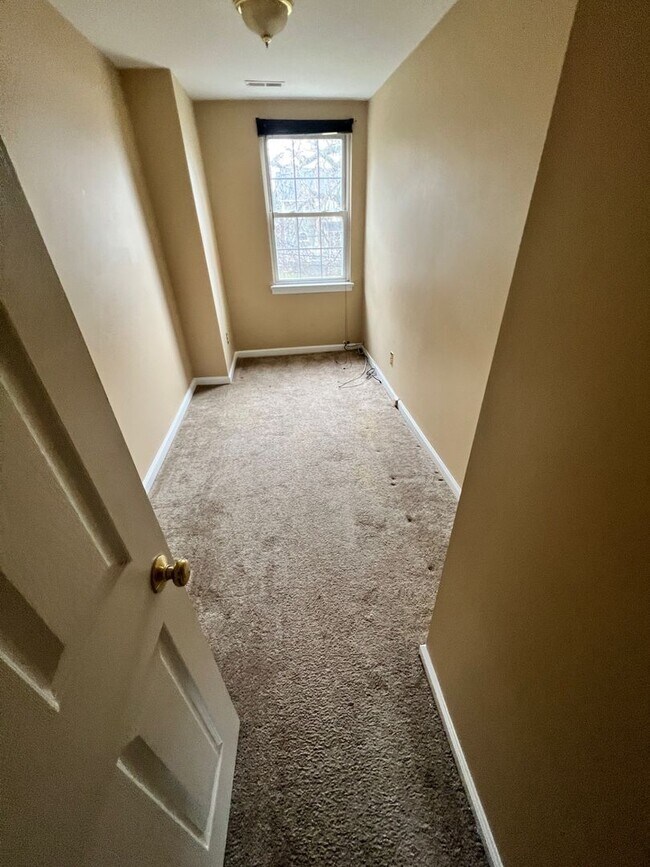 Building Photo - Classic 3 Bedroom with Washer/Dryer | Ches...
