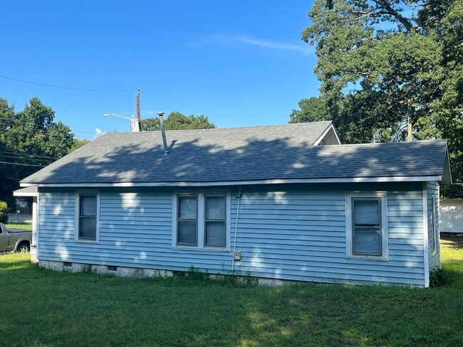 Building Photo - 910 Richardson Ave