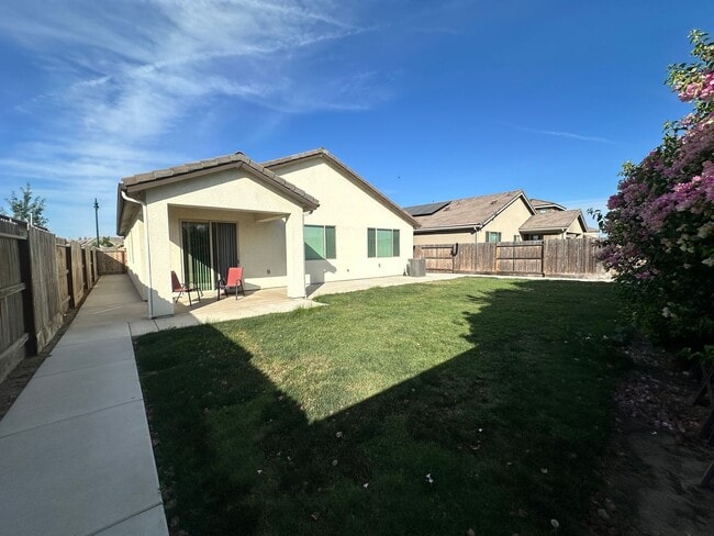 Building Photo - NW Visalia home coming soon!