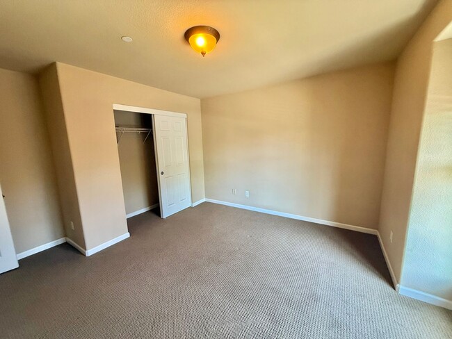 Building Photo - Charming 4 Bedroom Home in Springlake