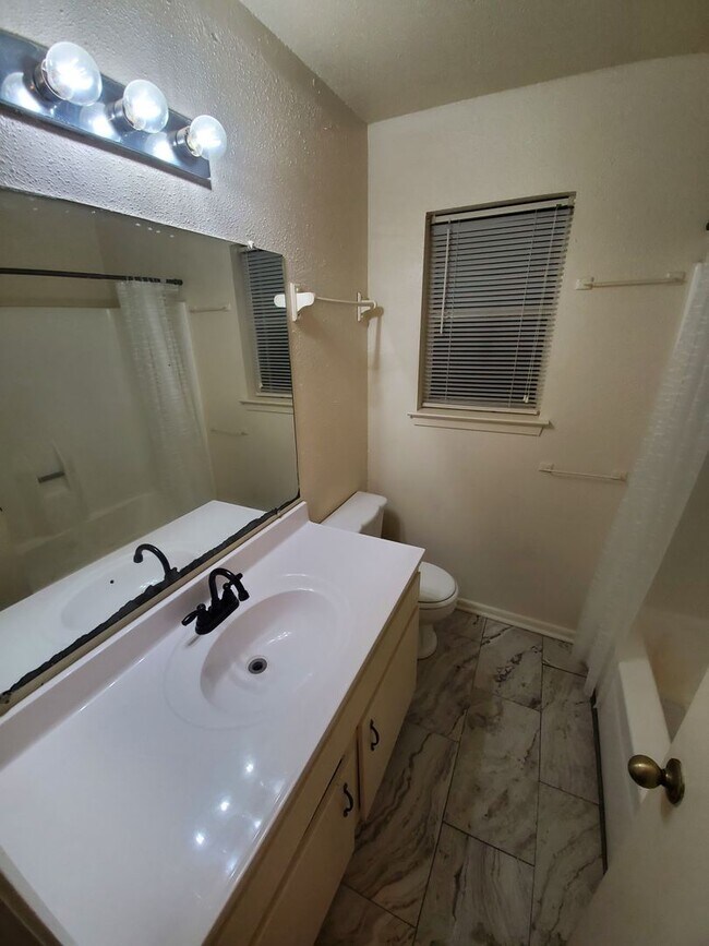 Building Photo - 1606/1608 Cloverdale