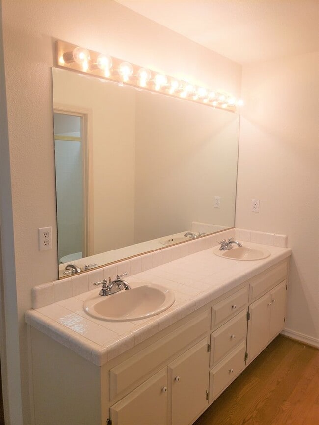 Building Photo - 4 bedroom 2 1/2 bath home in Sunset Oaks