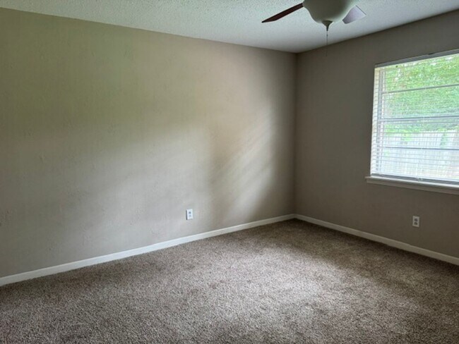 Building Photo - 3/2/2 Fenced Yard LISD Pet Friendly