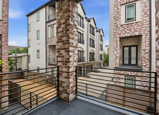 Building Photo - 2119 Taft St
