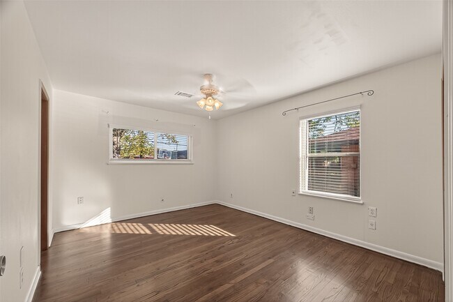 Building Photo - 8726 Glenloch Dr