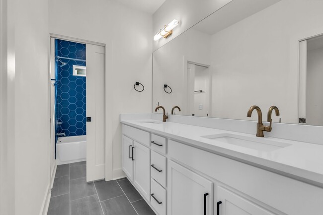 Building Photo - 715 32nd Ave N