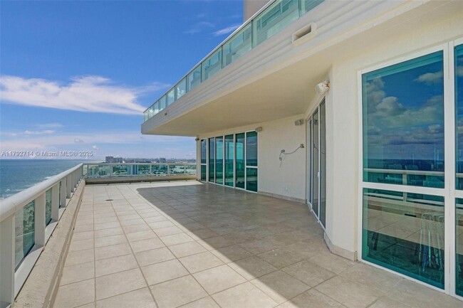 Building Photo - 101 S Fort Lauderdale Beach Blvd