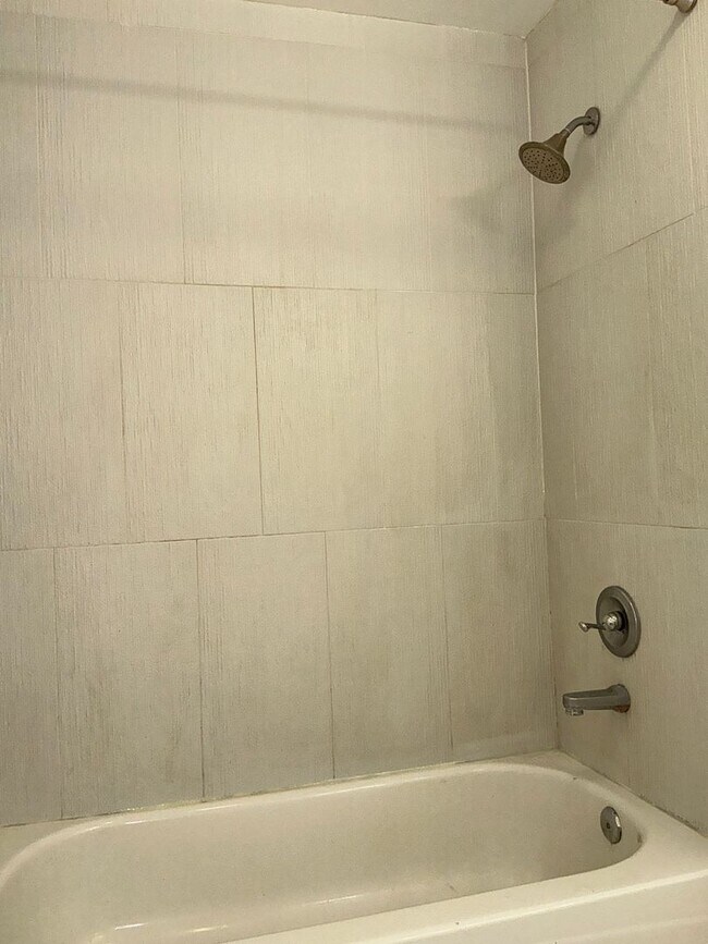 Building Photo - Beautiful 3BR 2BA condo located in the Decoverly neighborhood of Rockville