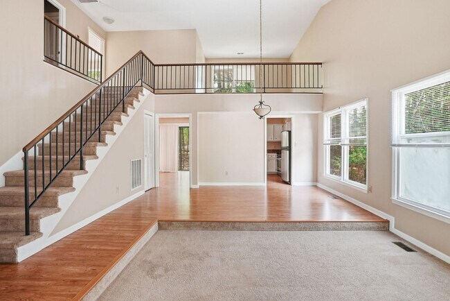Building Photo - 10 Clover Dr