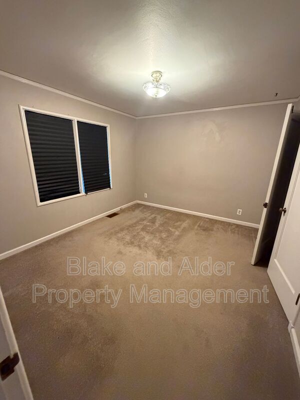 Building Photo - 7303 SE Madison St