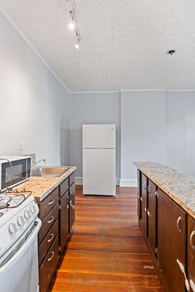 Building Photo - "Charming 1-Bedroom Retreat in the Heart o...