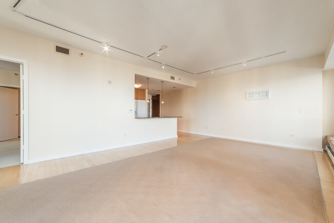 Building Photo - 57 E Delaware Pl
