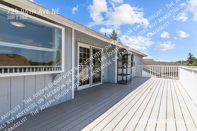 Building Photo - 725 96th Ave NE