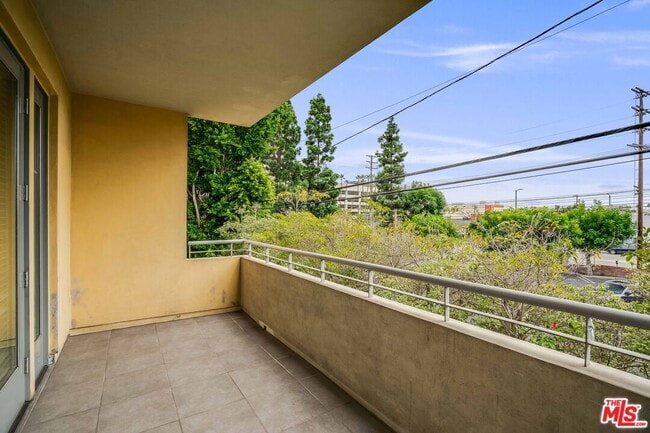 Building Photo - 1517 S Bentley Ave