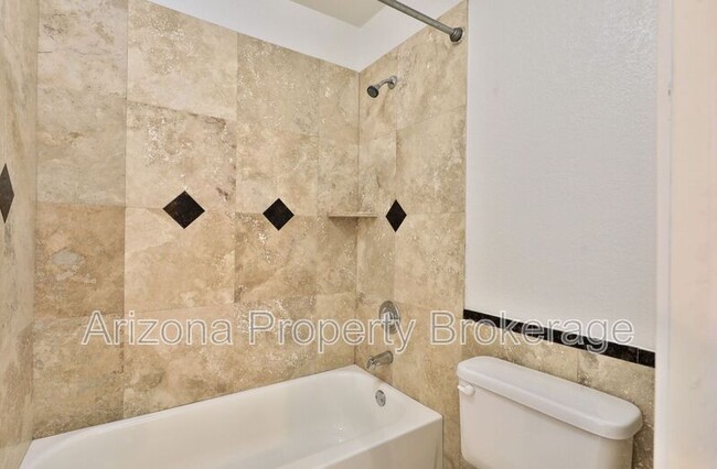 Building Photo - 2121 W Royal Palm Rd