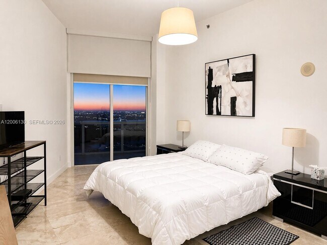 Building Photo - 15811 Collins Ave