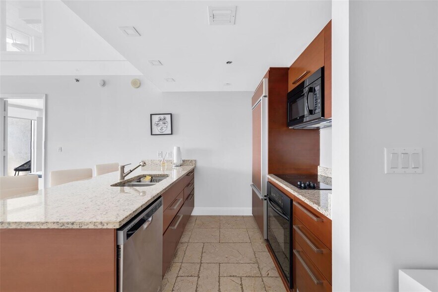 Building Photo - 1800 S Ocean Dr