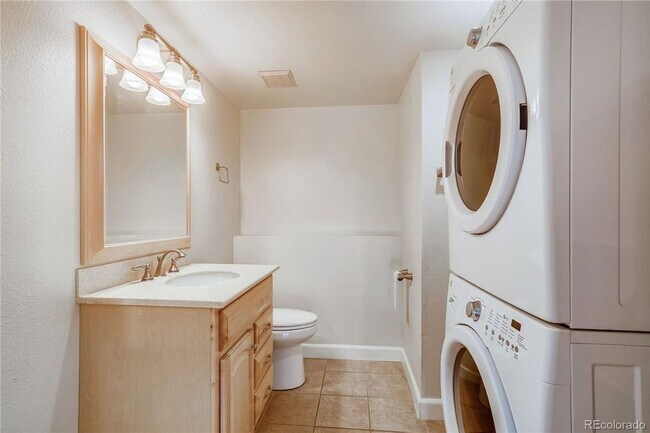 Building Photo - Lovely Louisville Home for Lease! Darling Dutchcreek Home on Dahlia!