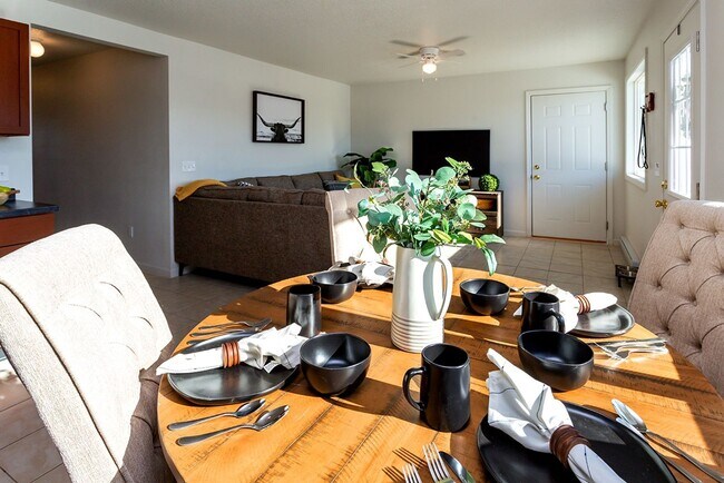Building Photo - 3 Bedroom, Single-story Townhomes for rent...