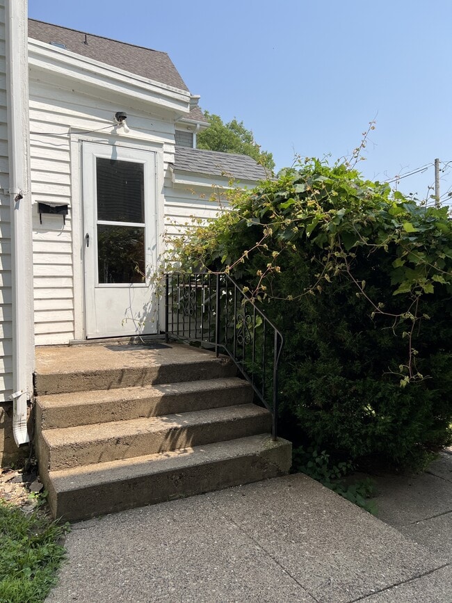 Primary Photo - 1258 University Ave