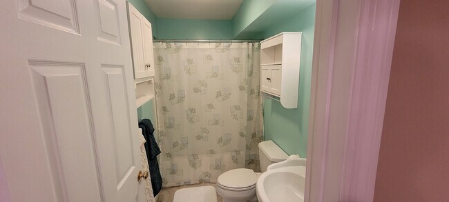 ensuite bathroom - 365 Ponderosa Dr
