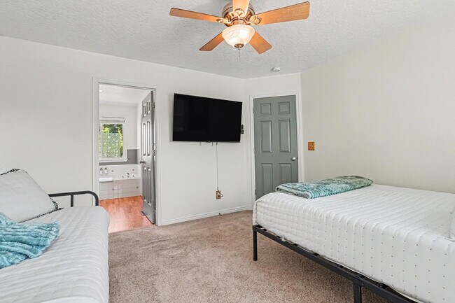 Building Photo - 7400 Newbrook Dr