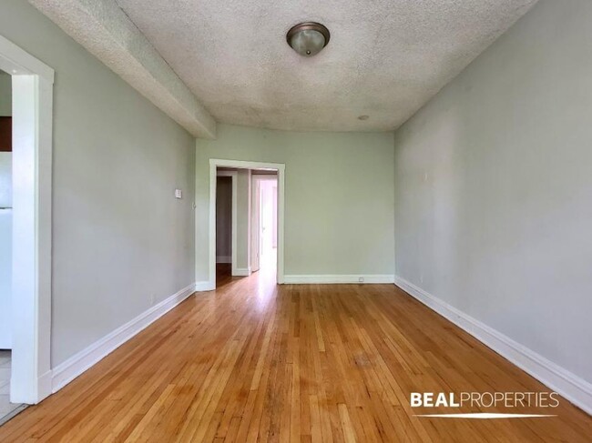 Building Photo - 2 bedroom in CHICAGO IL 60657