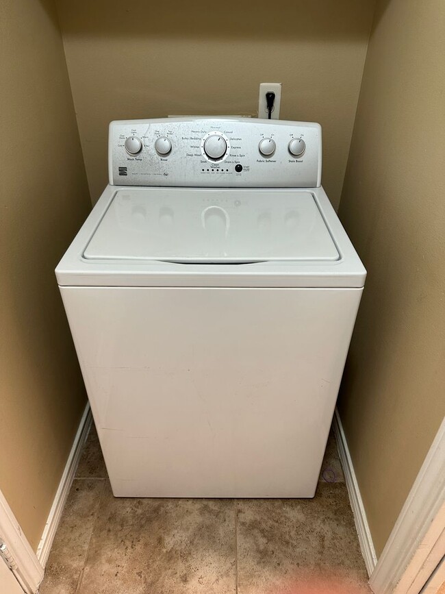 Building Photo - College Station -3 bedroom/2 bath - Fenced in back yard and House is in an EXCELLENT LOCATION