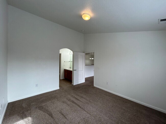 Building Photo - 4645 Hahns Peak Dr