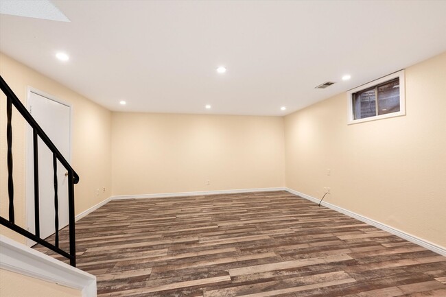 Building Photo - 2 bedroom 3 bath Updated townhome in Lakewood!