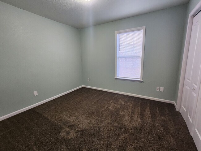 Building Photo - $400 Move In Discount! Comfortable 3-Bedroom Home with Open Layout