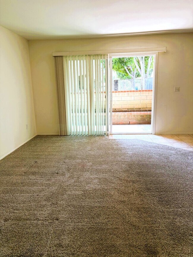 Building Photo - Spacious and Well Maintained 2 Bedroom 2 Bath Condo in Orange