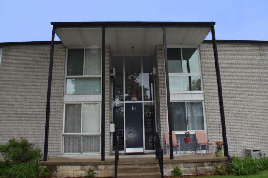 Building Photo - 4030 W 13 Mile Rd