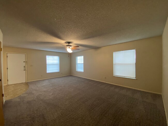 Building Photo - 2/2 Apartment on The Hill! Minutes from La...
