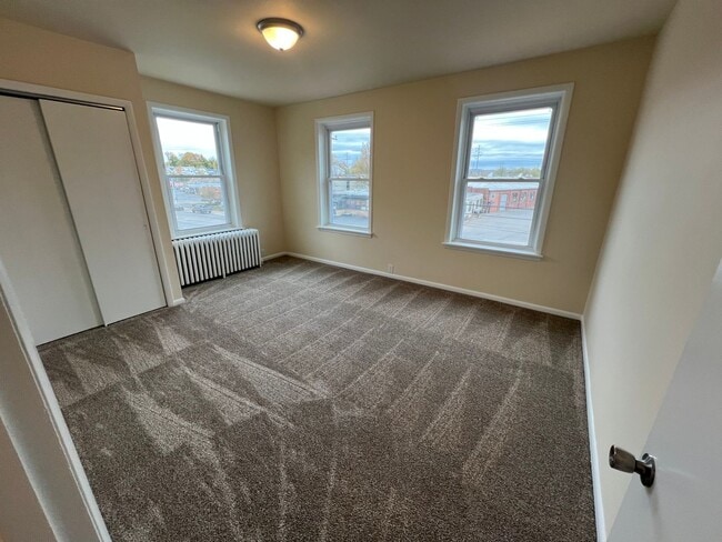 Building Photo - 955 E Main St