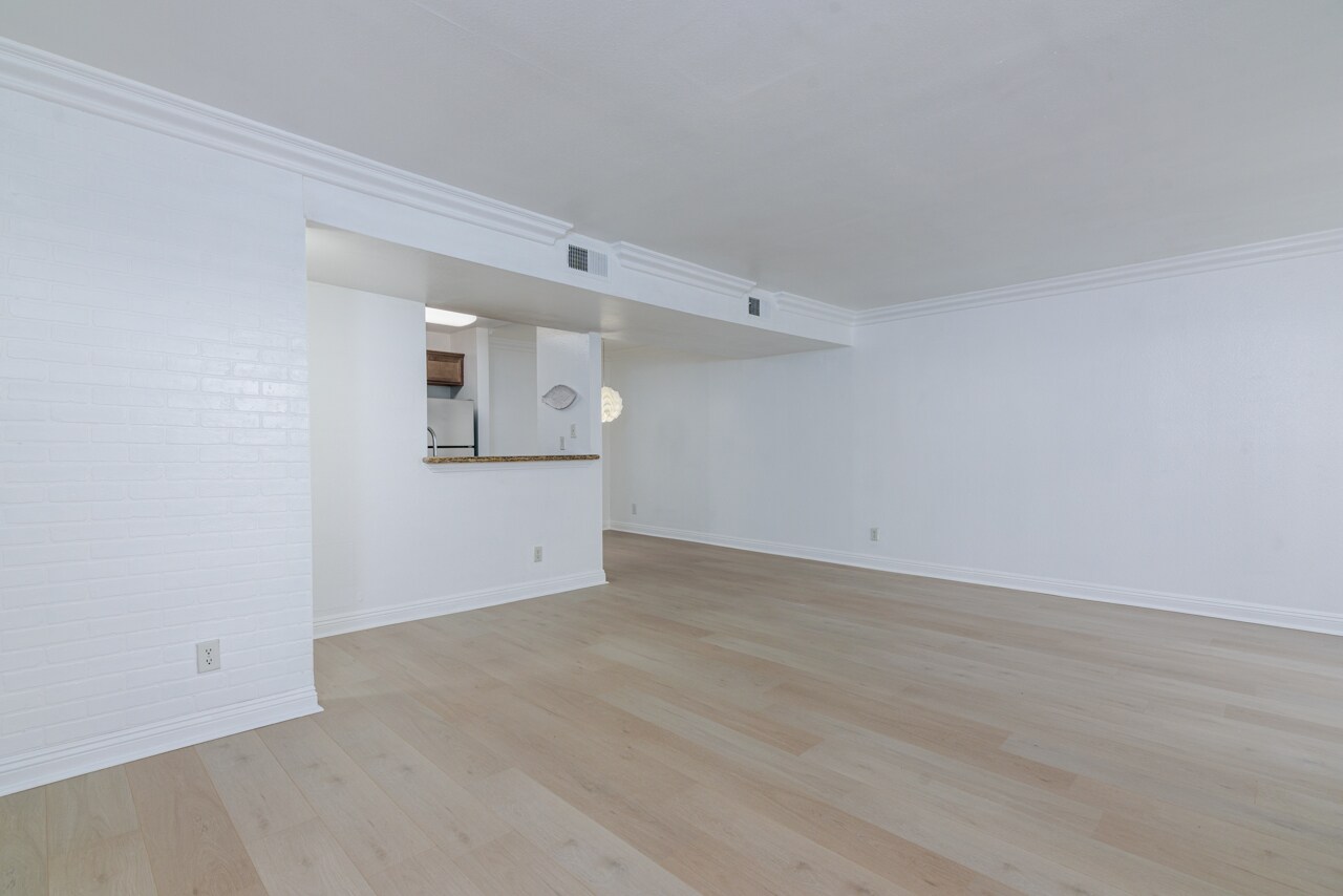 Building Photo - 355 N Maple St